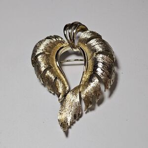 Vintage Lisner gold tone brooch